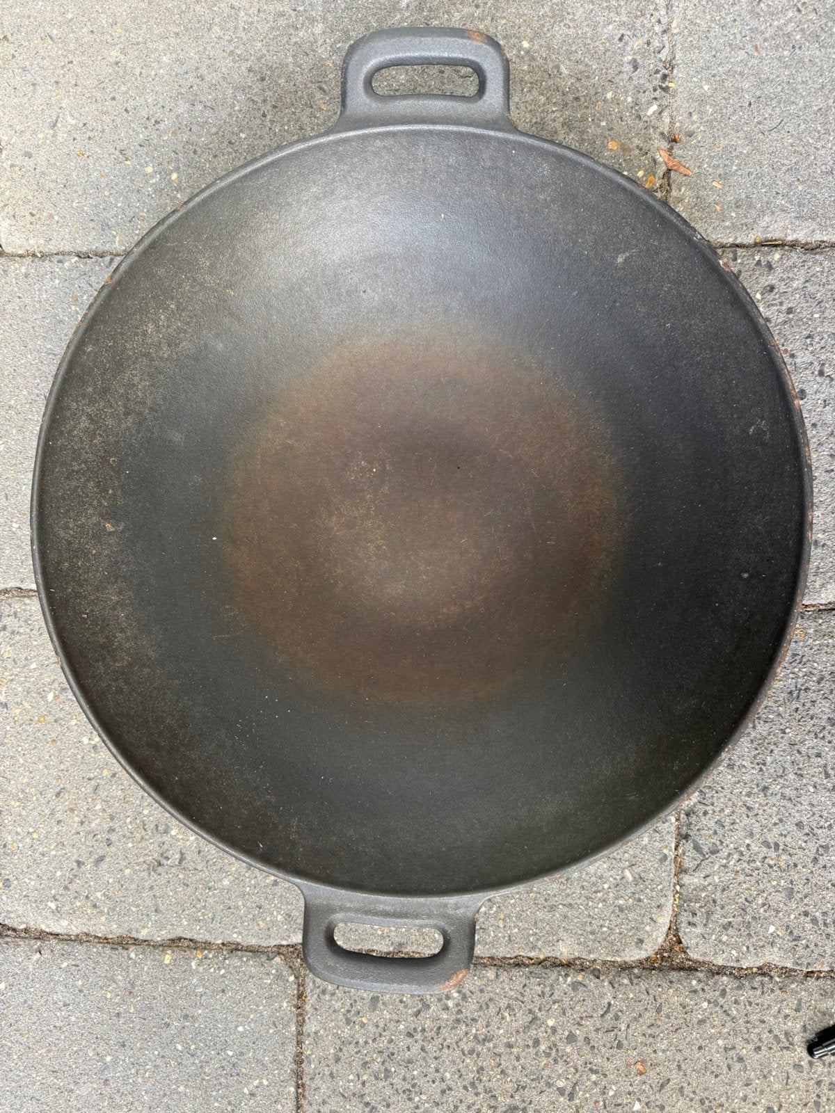 Grote zwaar uitgevoerde gietijzeren wokpan, Gietijzer, Geschikt voor barbecue, Ophalen of Verzenden, Zo goed als nieuw