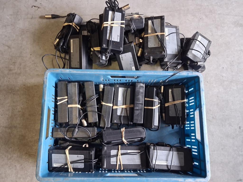 Partij 32 stuks acculaders 24V oplader Sparta  ion batavus, Pyter jurjensstrjitte stiens, Www.Accell. nl, Ophalen of Verzenden