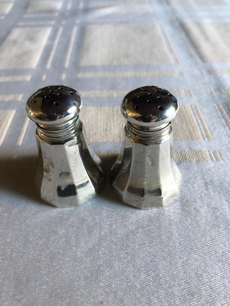 Zilveren kandelaar, peper en zout stel en mandje, Ophalen