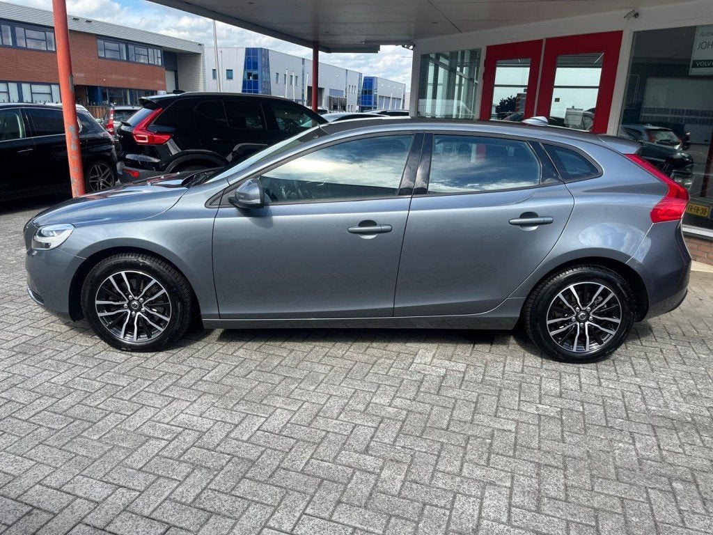 Volvo V40 2.0 T2 122PK Momentum  122 PK Camera  Trekhaak  Le, Auto's, Voorwielaandrijving, Gebruikt, Euro 6, 4 cilinders