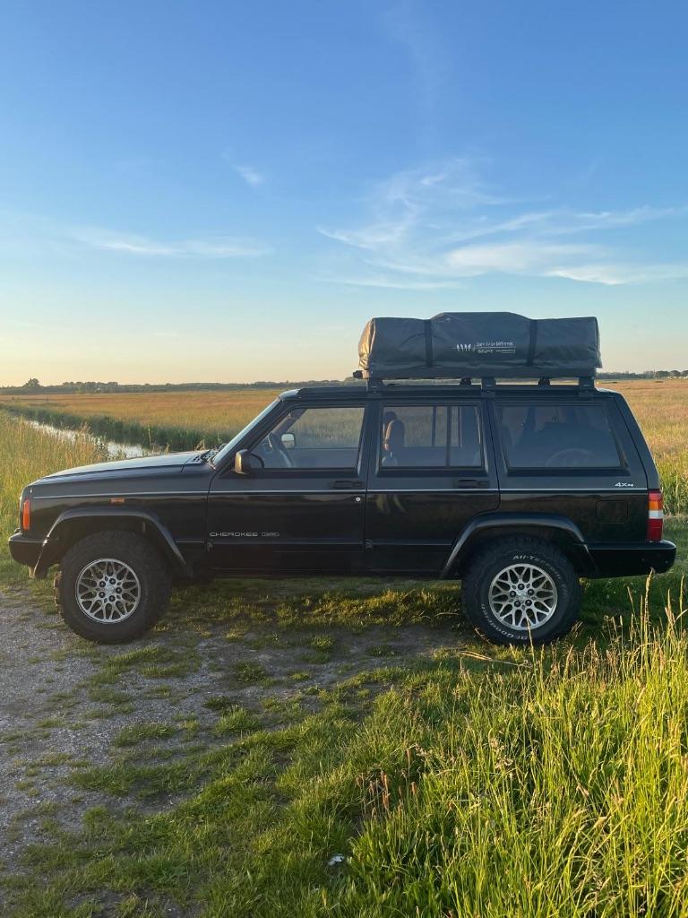 Jeep Cherokee XJ 4.0 (1997) Zwart en beige leder Nieuwe APK, Auto's, Jeep, Automaat, Beige, Zwart, Leder
