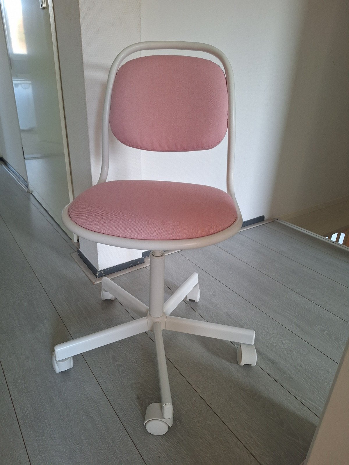 IKEA ÖRFJÄLL bureaustoel voor kinderkamer, Ophalen, Zo goed als nieuw, Roze, Bureaustoel