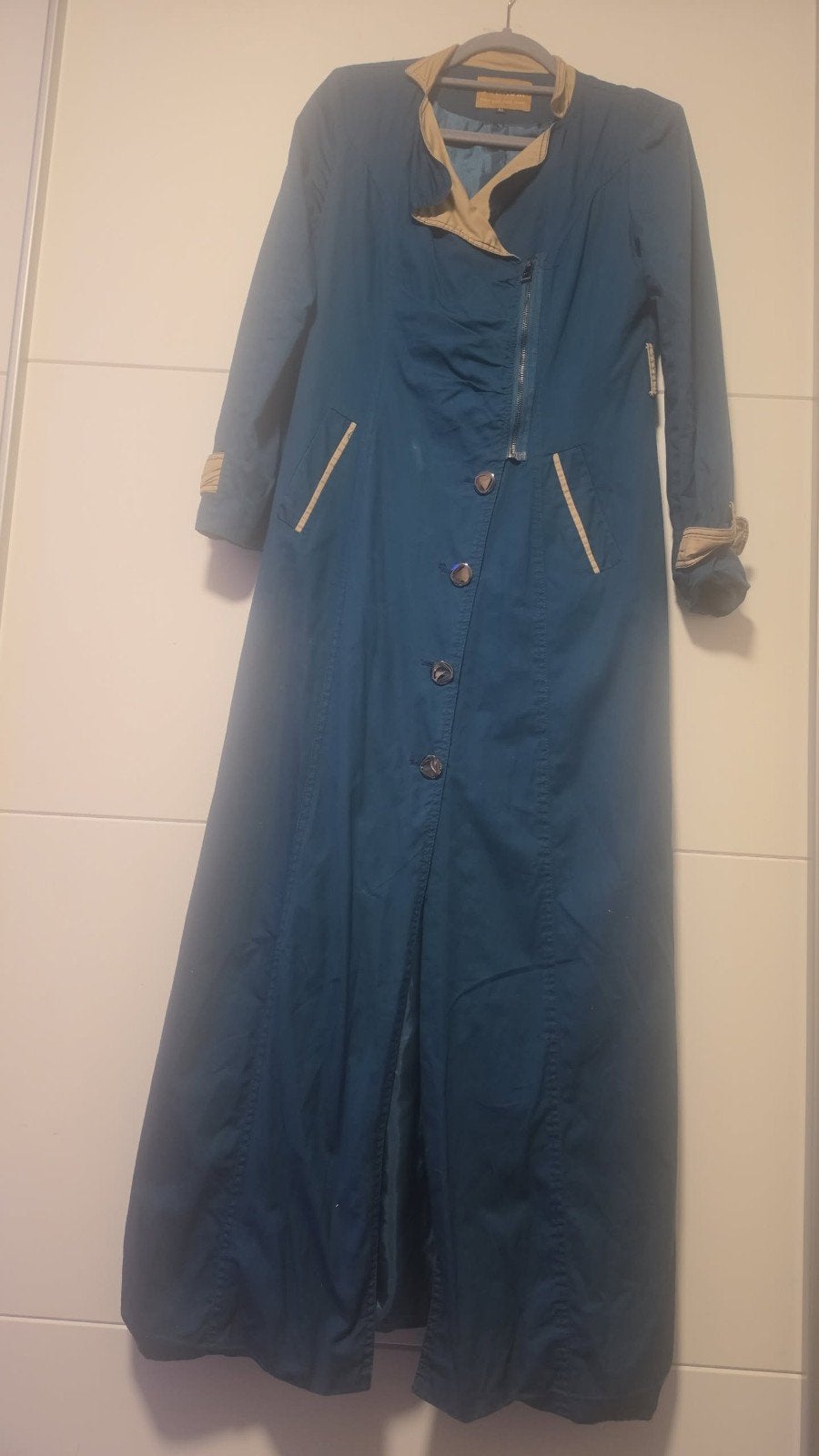 Lange jas/trenchcoat in petrolblauw met beige details, Maat 38/40 (M), Blauw, Ophalen of Verzenden, Onbekend