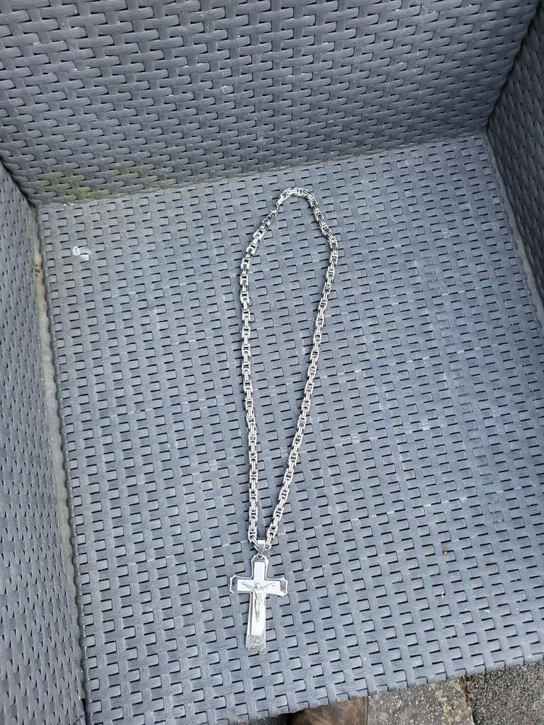 Zilverkleurige ketting met kruishanger en Jezusbeeld, Sieraden, Tassen en Uiterlijk, Kettingen, Gebruikt, Ophalen of Verzenden