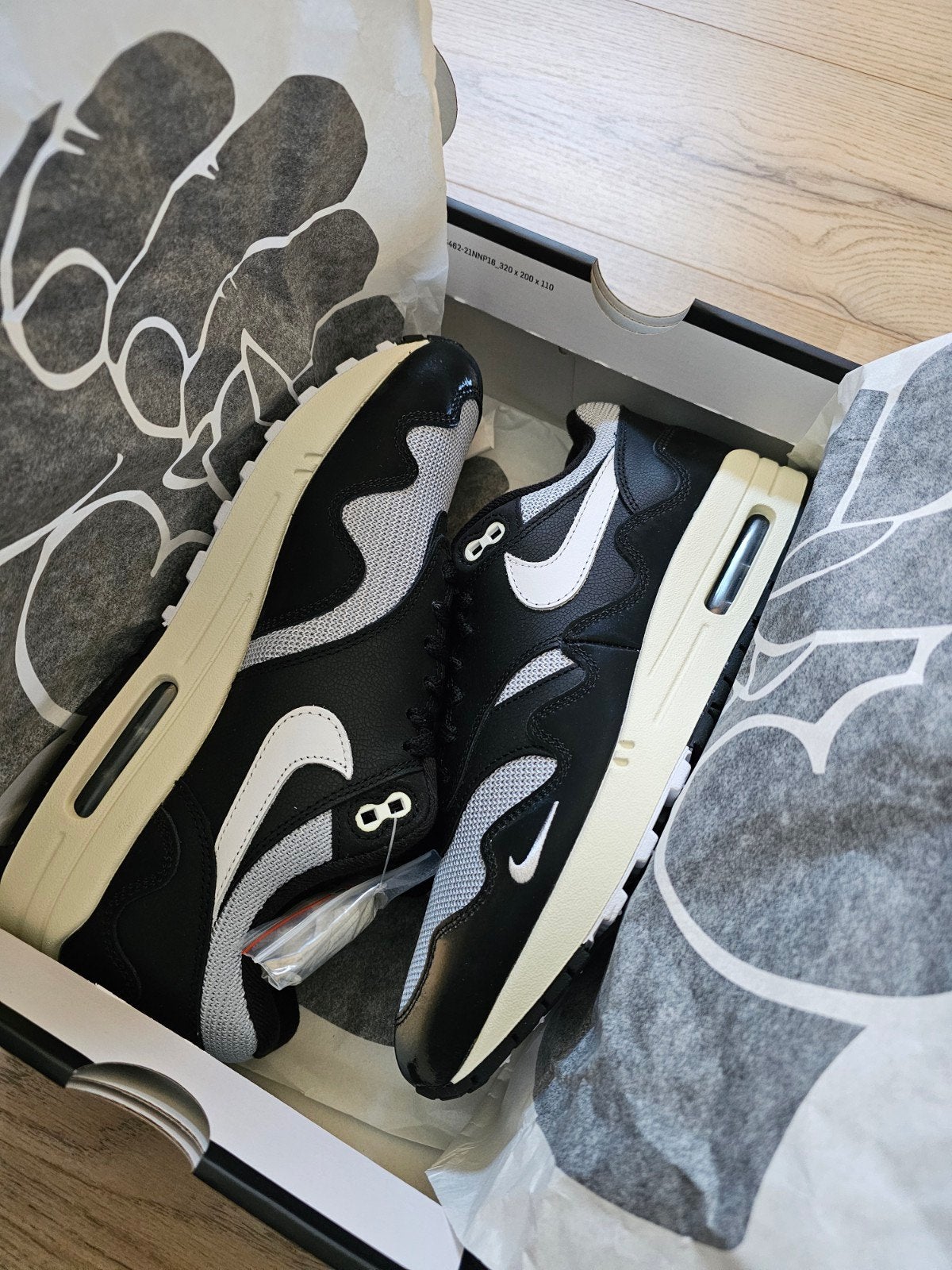 Nike Air Max 1 Patta waves Black 42 DS Nieuw, Zwart, Nike, Nieuw, Ophalen of Verzenden