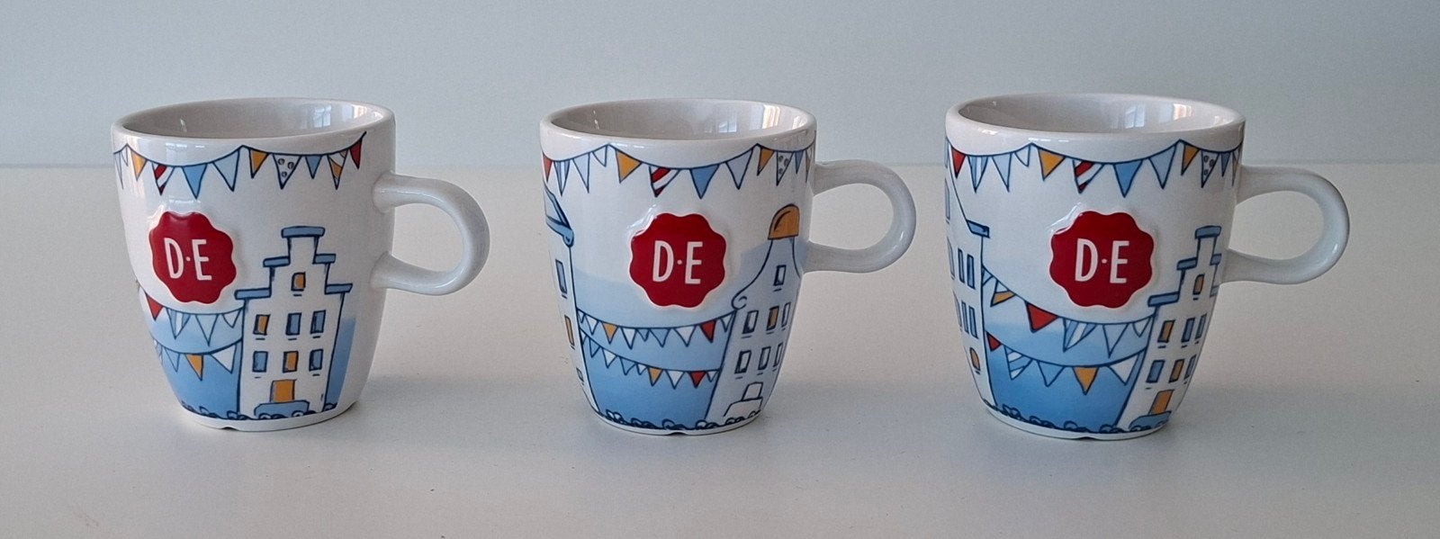 3 Douwe Egberts grachtenpand kopjes., Ophalen of Verzenden, Zo goed als nieuw, Overige stijlen, Kop(pen) en/of Schotel(s)