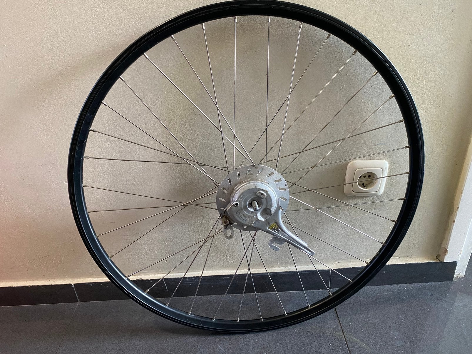 Voorwiel Gazelle 28 inch naaf dynamo, Ophalen, Zo goed als nieuw