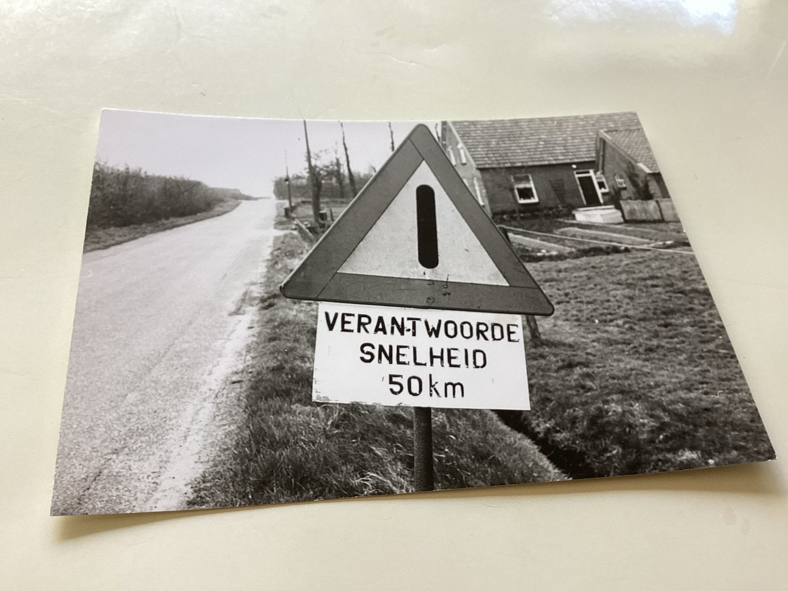 Verantwoorde Snelheid 50km Verkeersbord 9x13 cm, 1960 tot 1980, Gebruikt, Foto, Ophalen of Verzenden