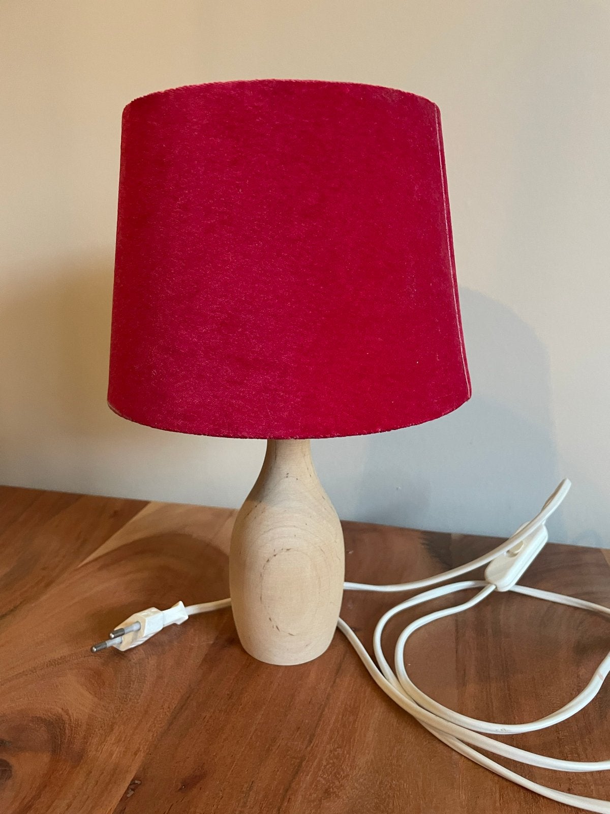 IKEA Bordslampje met rode kap, Huis en Inrichting, Lampen | Tafellampen, Ophalen of Verzenden, Gebruikt, Hout, Minder dan 50 cm