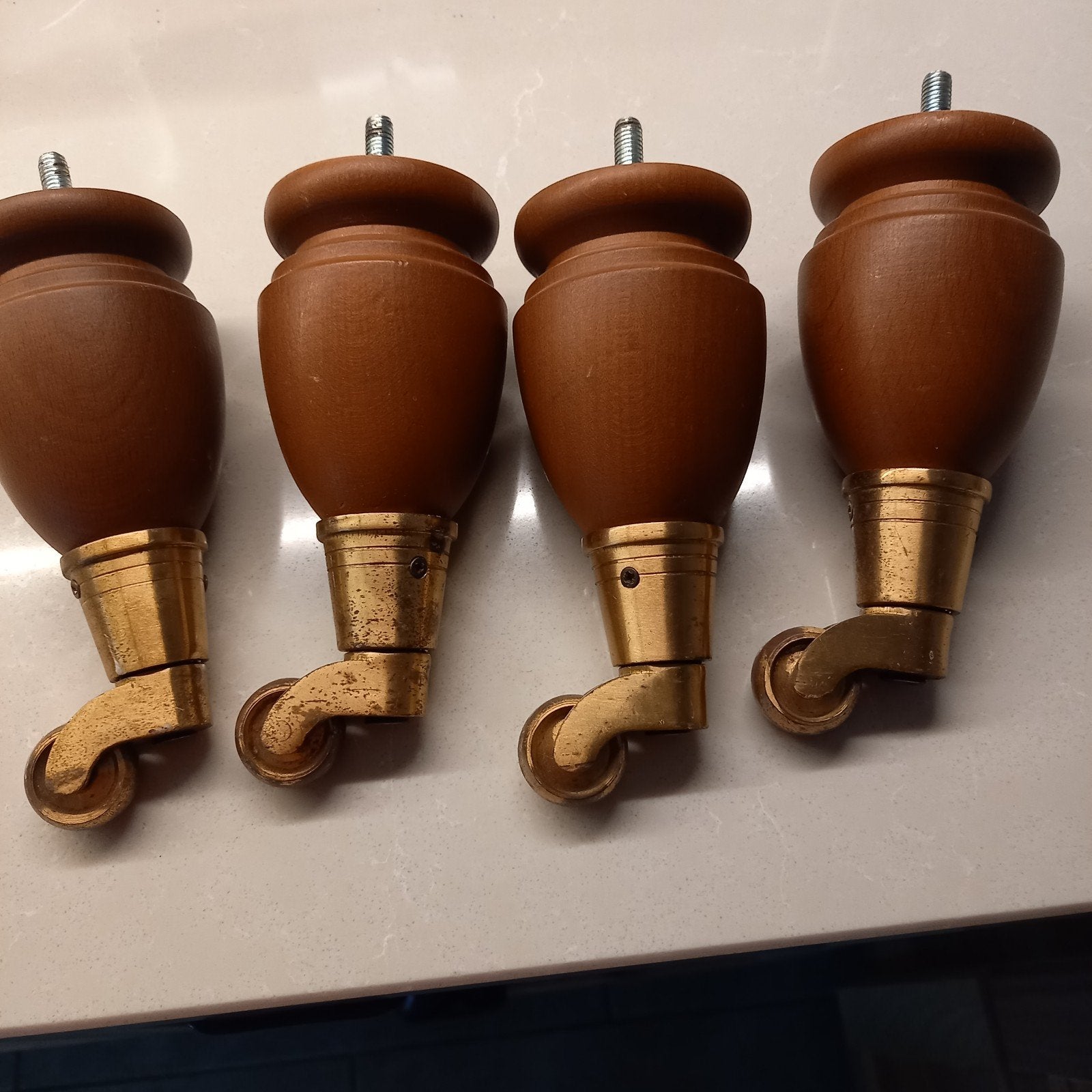 4 vintage houten meubelpoten met messing zwenkwielen, Huis en Inrichting, Verzenden