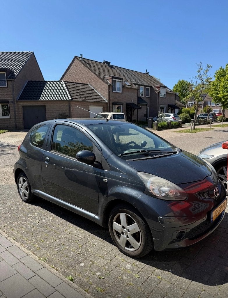 Toyota Aygo 1.0 12V Vvt-i 3DRS MMT 2006 Grijs, Auto's, Voorwielaandrijving, Stof, 4 stoelen, 68 pk