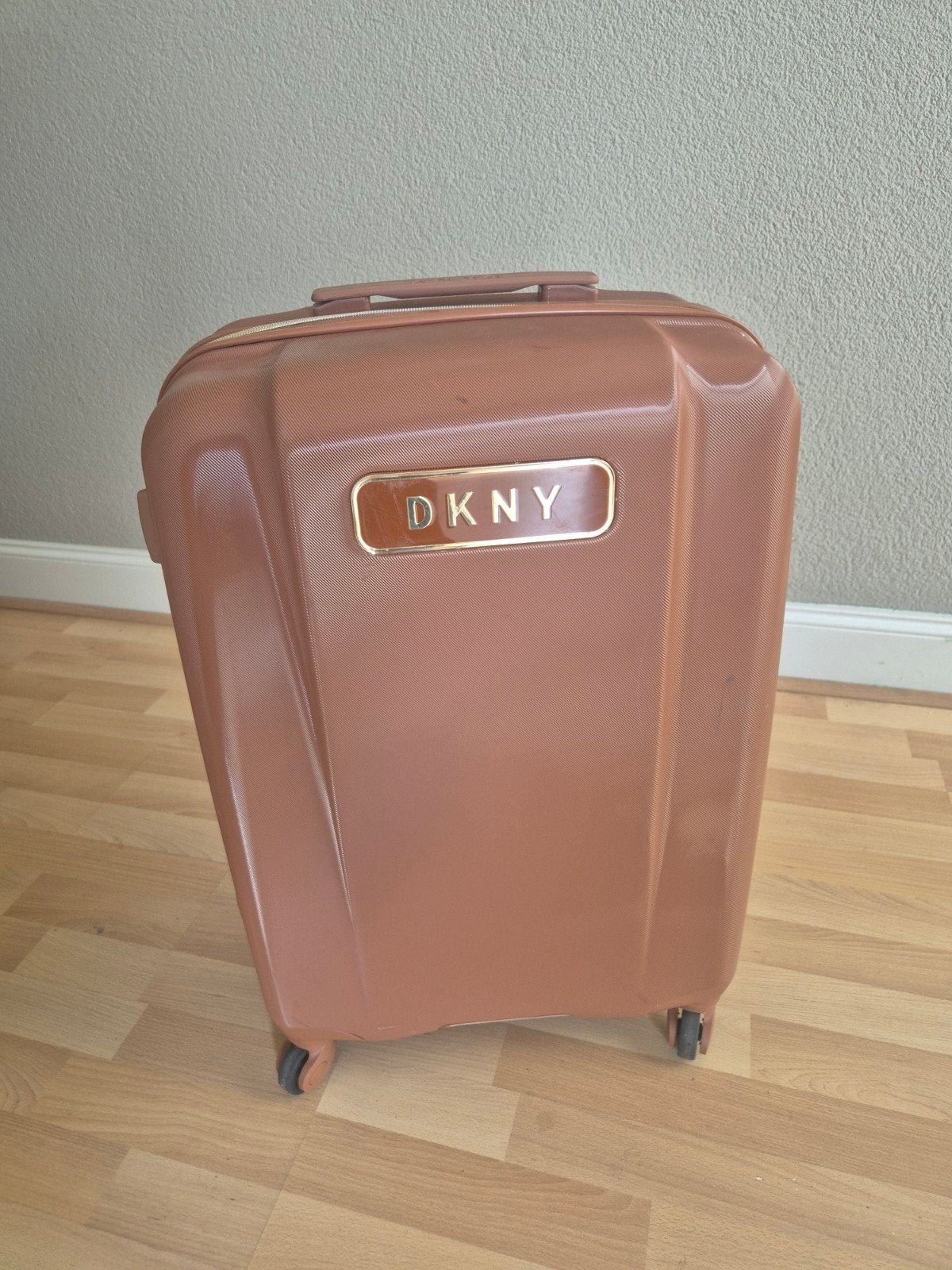 DKNY Koffer bruin ZGAN, Wieltjes, 50 tot 60 cm, Hard kunststof, Ophalen of Verzenden