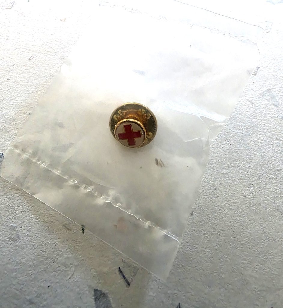 Rode Kruis Knoopsgat speld, Verzenden, Nieuw, Overige onderwerpen, Speldje of Pin