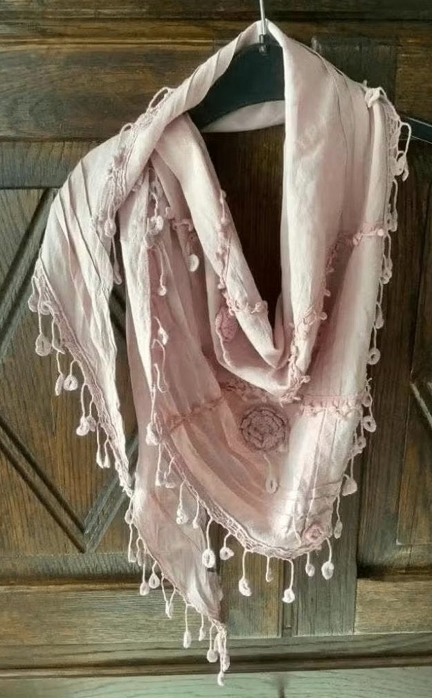 Oudroze, roze, rose driehoekige sjaal, shawl, das, Kleding | Dames, Ophalen of Verzenden, Zo goed als nieuw, Maat 38/40 (M), Sjaal