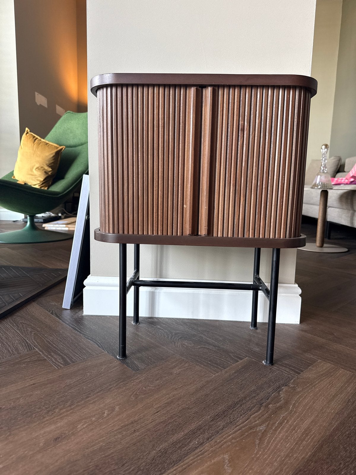 H&M Essen Fineer Gelakt Nachtkastje - 27x46x60 cm, Ophalen, 55 tot 70 cm, Zo goed als nieuw, 45 tot 65 cm