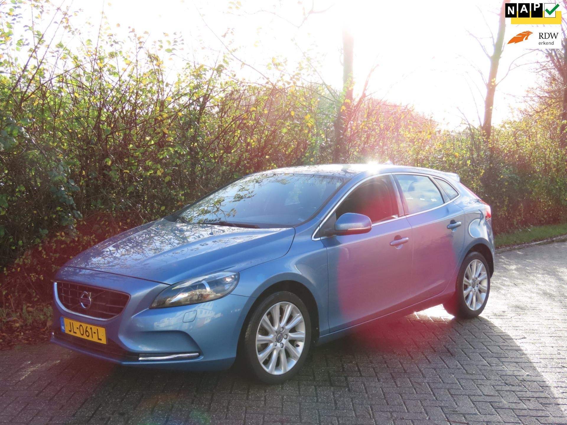 Volvo V40 2.0 T3 Momentum *152PK, Auto's, Voorwielaandrijving, Dealer onderhouden, Stof, Gebruikt