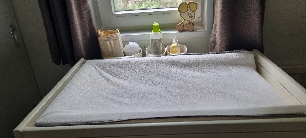 Te koop z.g.a.n Commode en Ledikant  met bijbehoren,!, Ophalen, 50 tot 70 cm, Zo goed als nieuw, 75 tot 100 cm