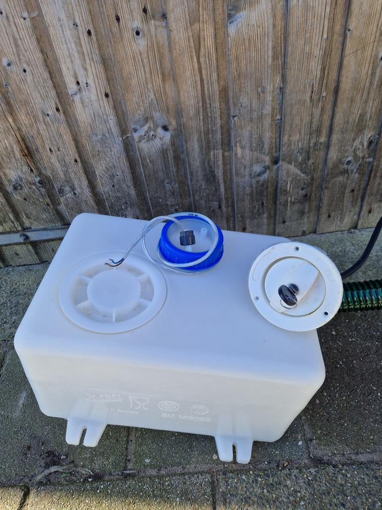 Watertank caravan met pomp en tankdop met slot, Ophalen, Zo goed als nieuw