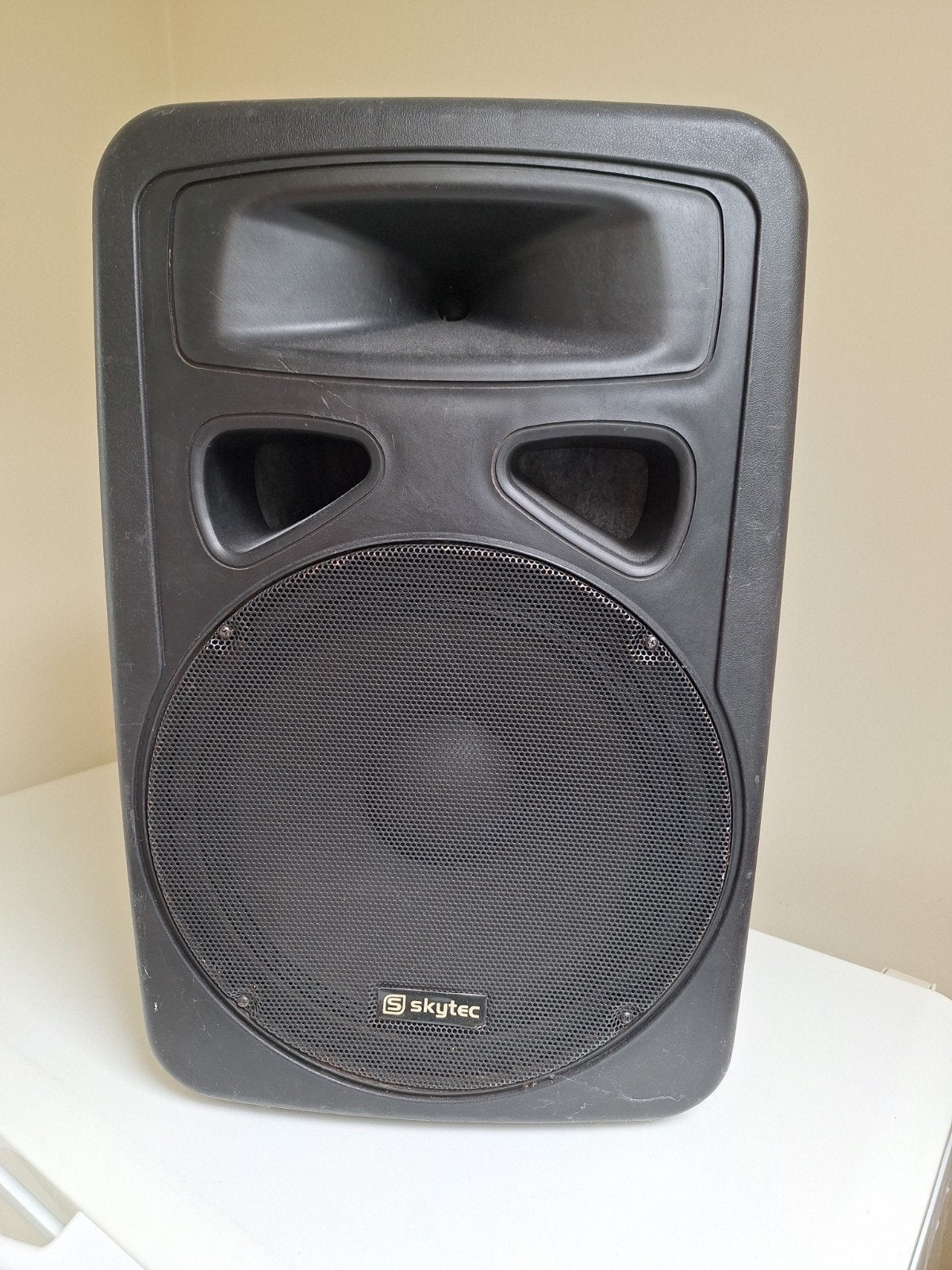 Skytec Speaker, Ophalen