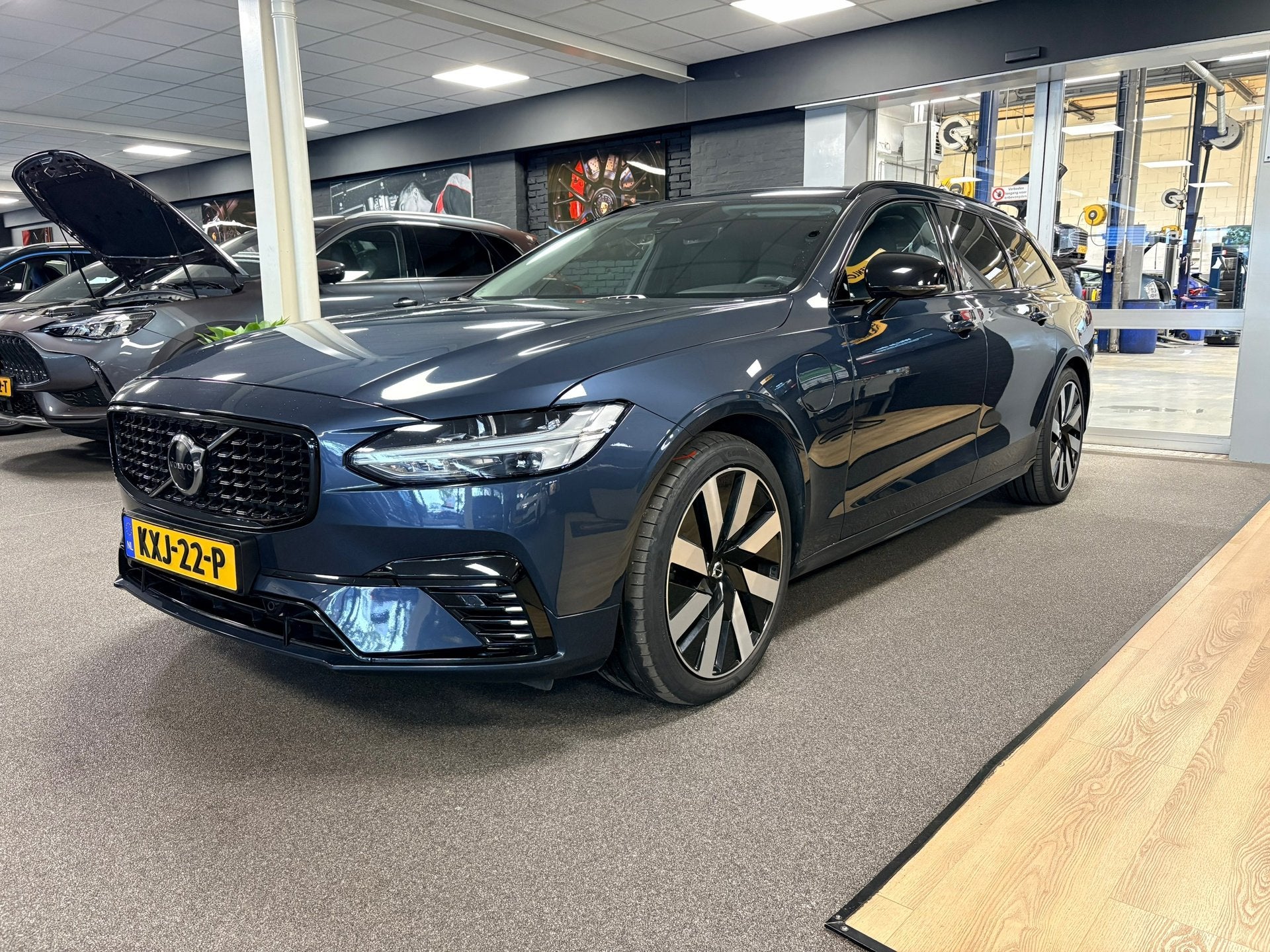 Volvo V90 2.0 T8 Plug-in hybrid AWD Ultimate Dark / Panorama, Automaat, 4 cilinders, Blauw, Hybride Elektrisch/Benzine