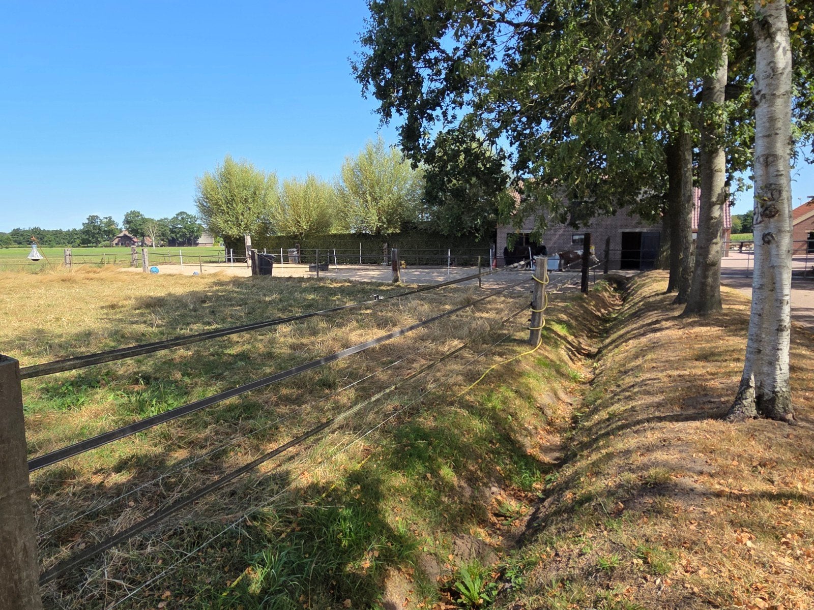 Stal, paddock en weitje voor 3 pony's, Dieren en Toebehoren, Stalling en Weidegang, Stalling, 2 of 3 paarden of pony's
