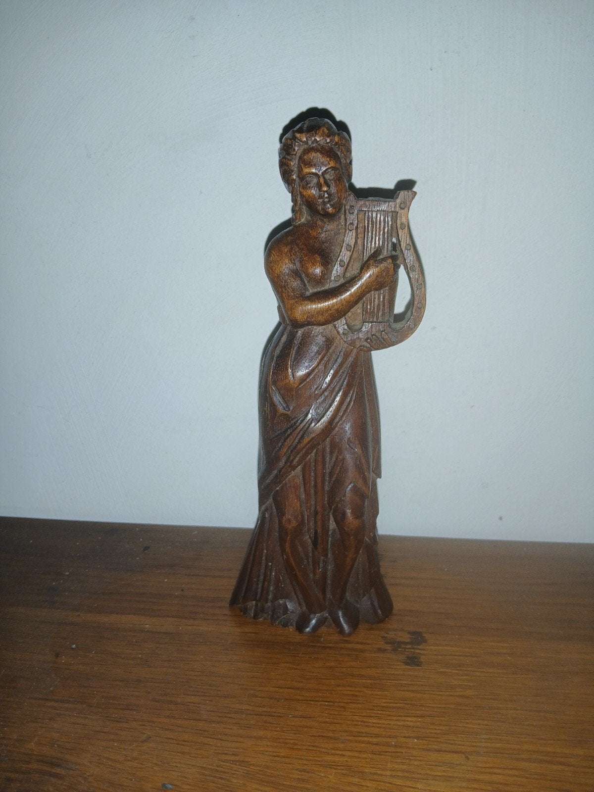 Houten beeldje van vrouw met lier, 21cm, Antiek en Kunst, Ophalen of Verzenden
