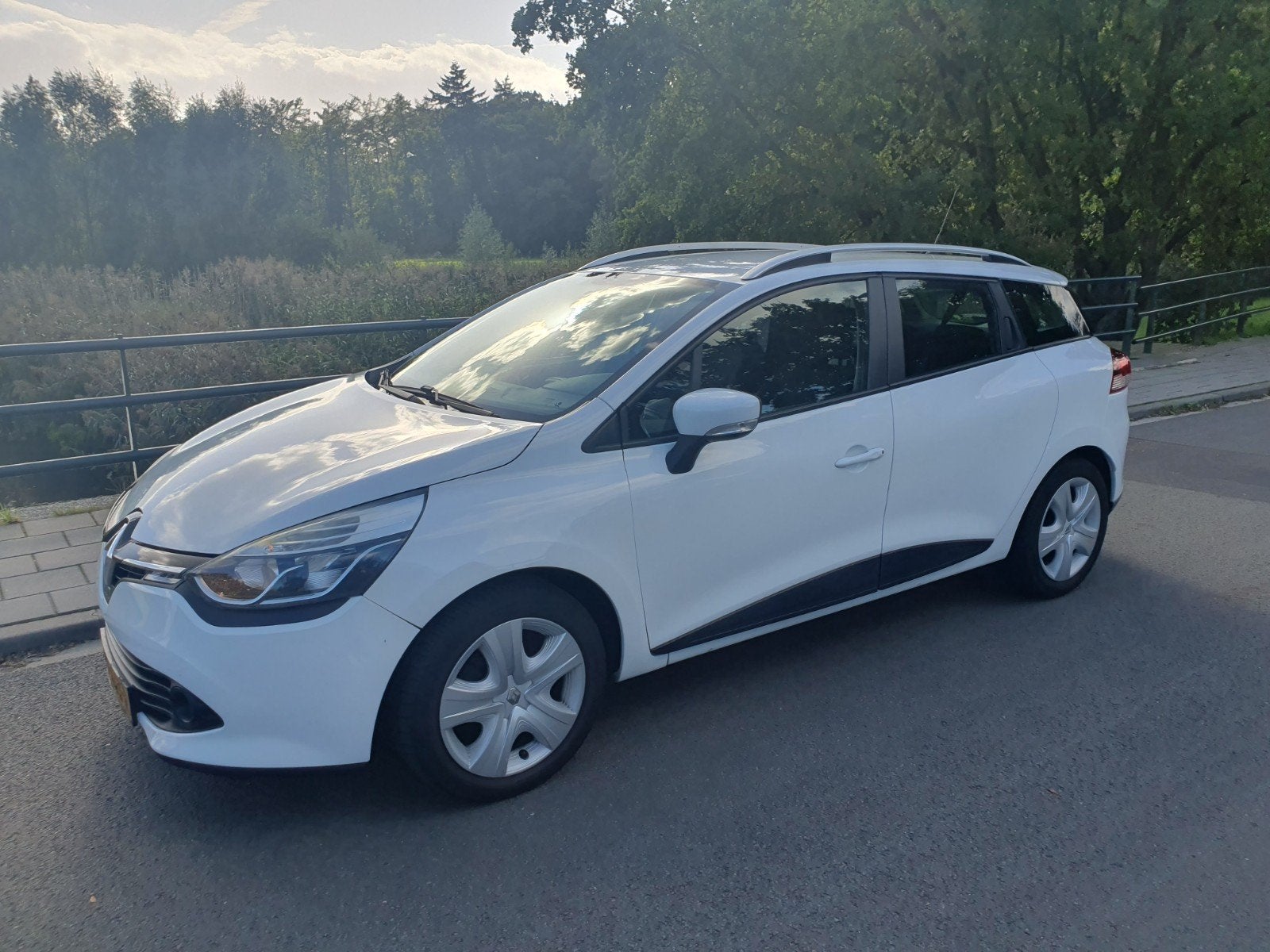 Renault Clio 1.5 DCI Expression 66KW Estate 2015 Wit, Voorwielaandrijving, Stof, Zwart, 4 cilinders
