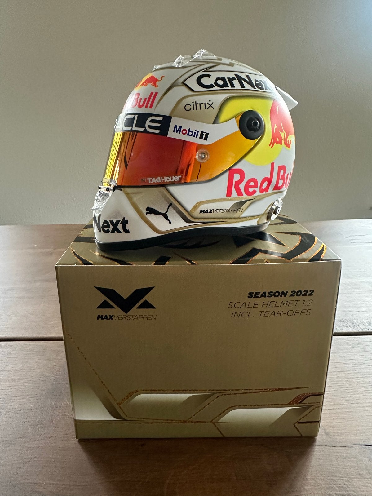 Max Verstappen helm schaal 1:2 seizoenshelm 2022, Ophalen of Verzenden, Nieuw, Formule 1