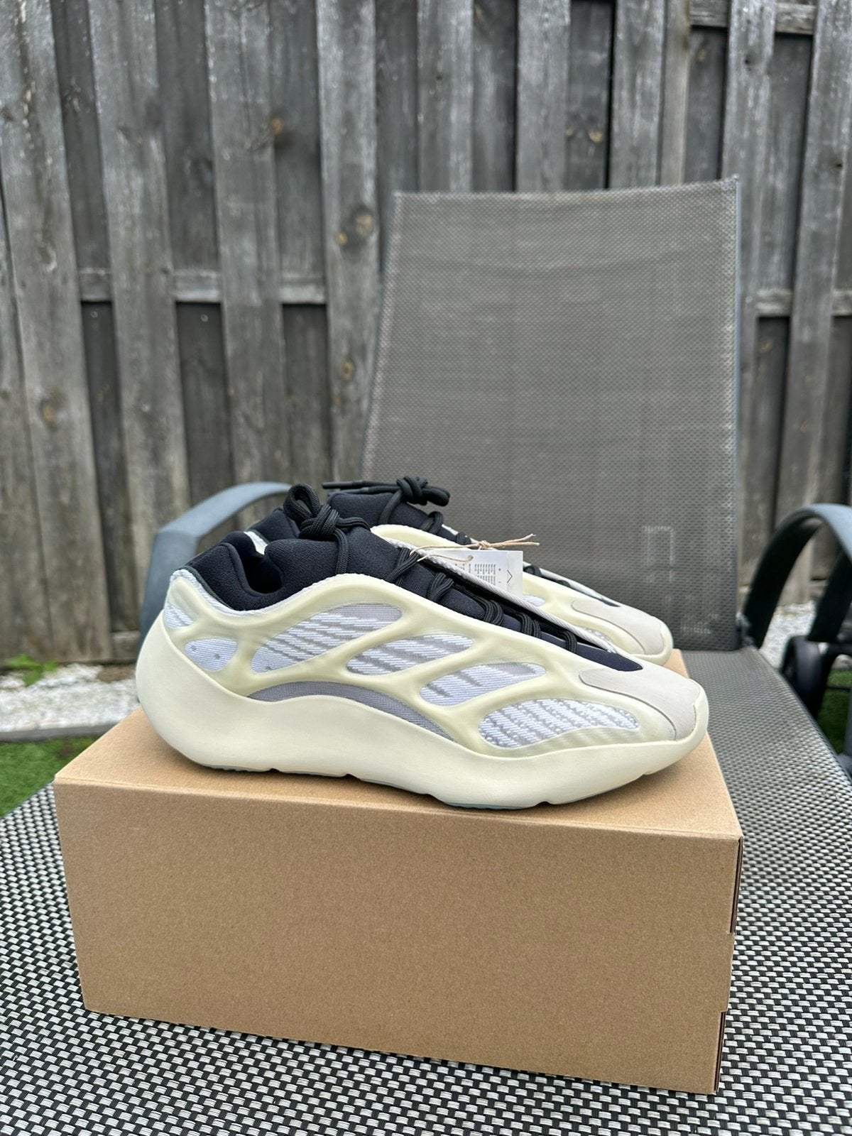Yeezy 700 v3 “azael” 42, Wit, Nieuw, Ophalen of Verzenden, Sneakers of Gympen
