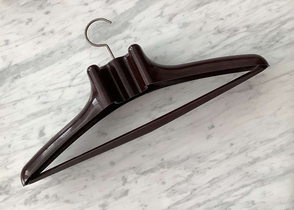 Vintage Bakeliet kleerhanger knaapje België, Antiek en Kunst, Ophalen of Verzenden