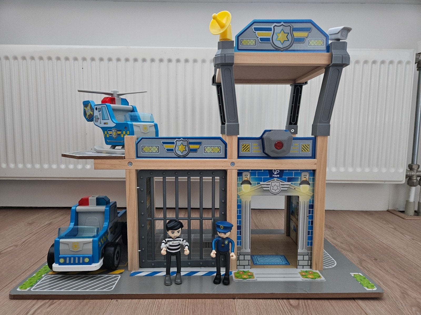 Hape Politiebureau met voertuigen en figuren, Ophalen, Zo goed als nieuw, Jongen of Meisje