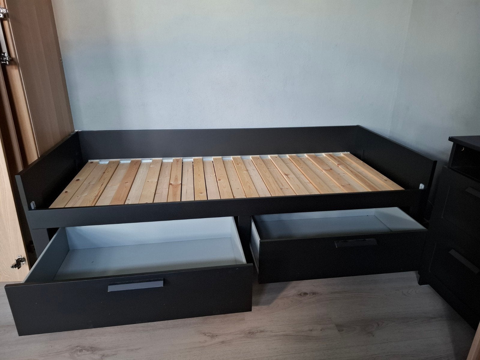 Te koop Ikea bedbank/ uitschuifbed en nachtkastje, Ophalen, 90 cm, Zwart, 200 cm