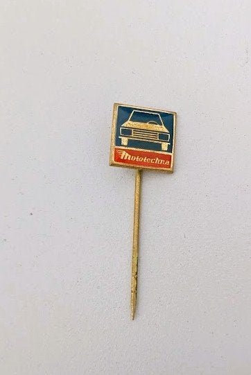 volmetaal speld MOTOTECHNA tsjechisch auto distr. bedrijf, Verzamelen, Speldjes, Pins en Buttons, Ophalen of Verzenden, Overige onderwerpen