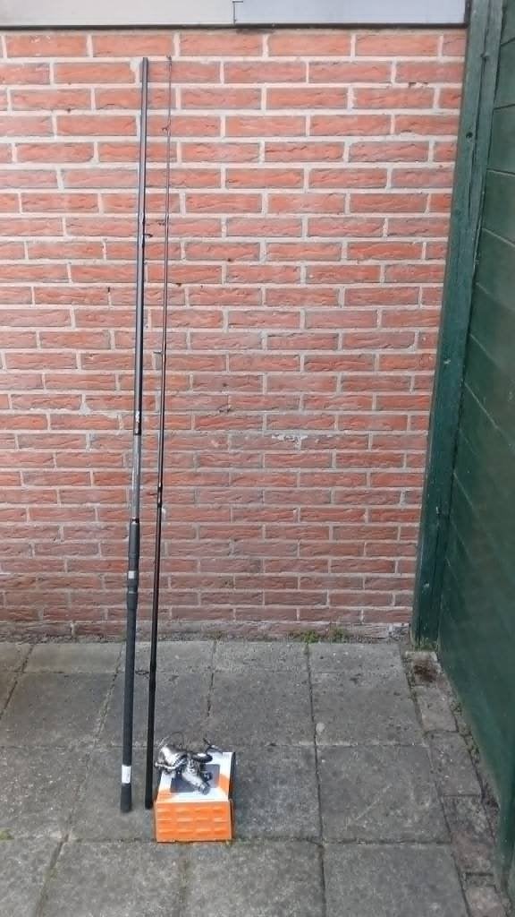 Kogha karperhengel  2dlg 3,60m + vrijloopmolen samen 49 euro, Ophalen, Nieuw, Complete set
