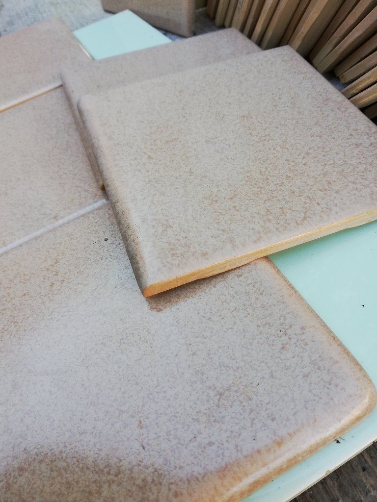 42 vintage tegels afgeronde bovenrand beige gemeleerd 455 cm, Ophalen of Verzenden, Nieuw, Steen/keramiek