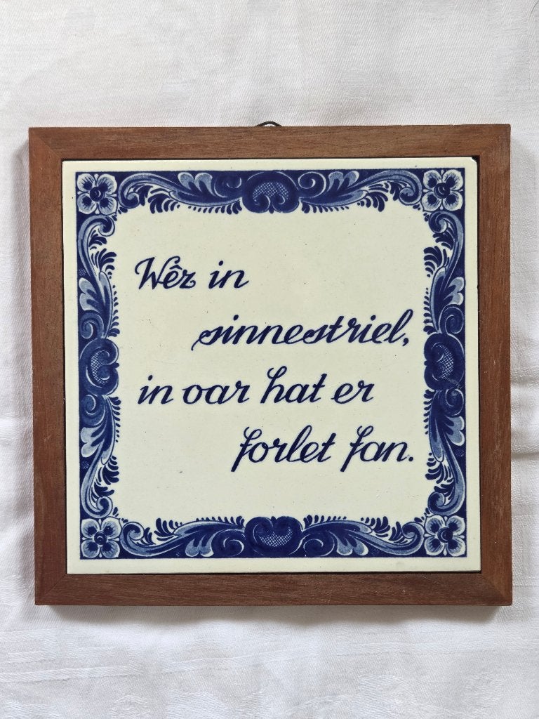 Wandtegel met Friese spreuk: Wez in sinnestriel, in oar hat, Ophalen of Verzenden