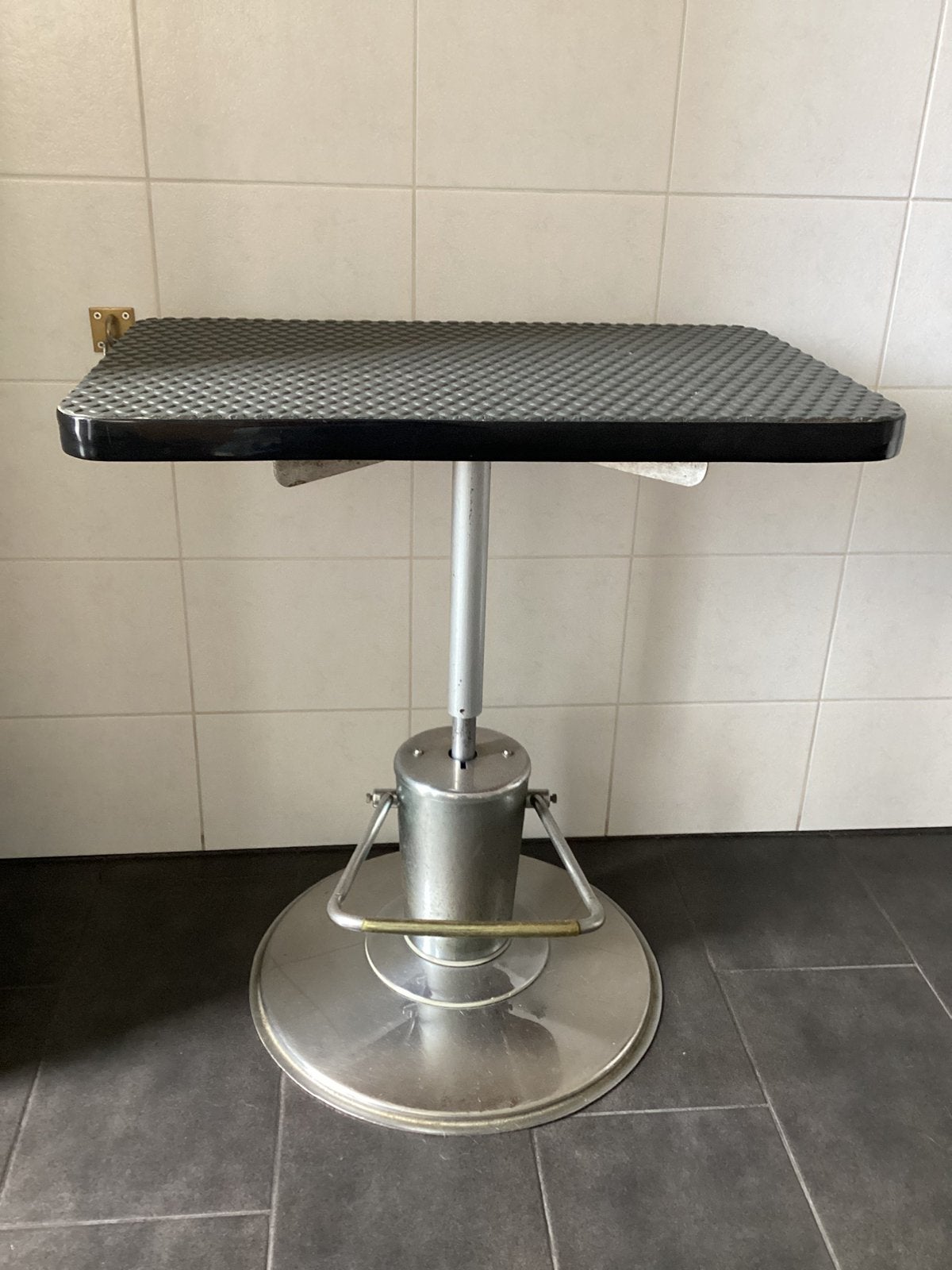 Te koop zeer stevige trimtafel in hoogte verstelbaar!, Dieren en Toebehoren, Ophalen, Gebruikt, Trimtafel