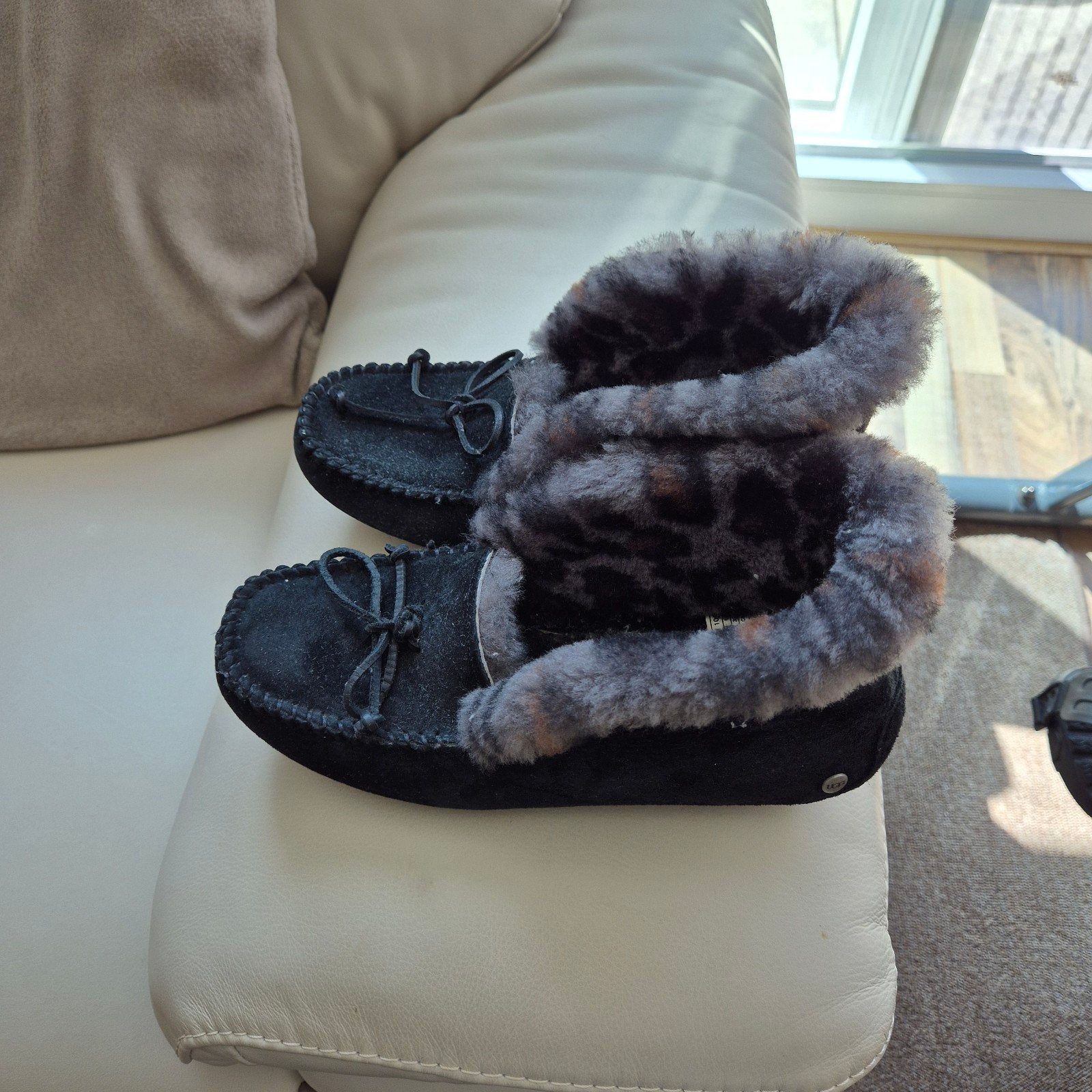 Ugg instappers met luipaardprint voering maat 38, UGG, Zwart, Ophalen of Verzenden, Zo goed als nieuw