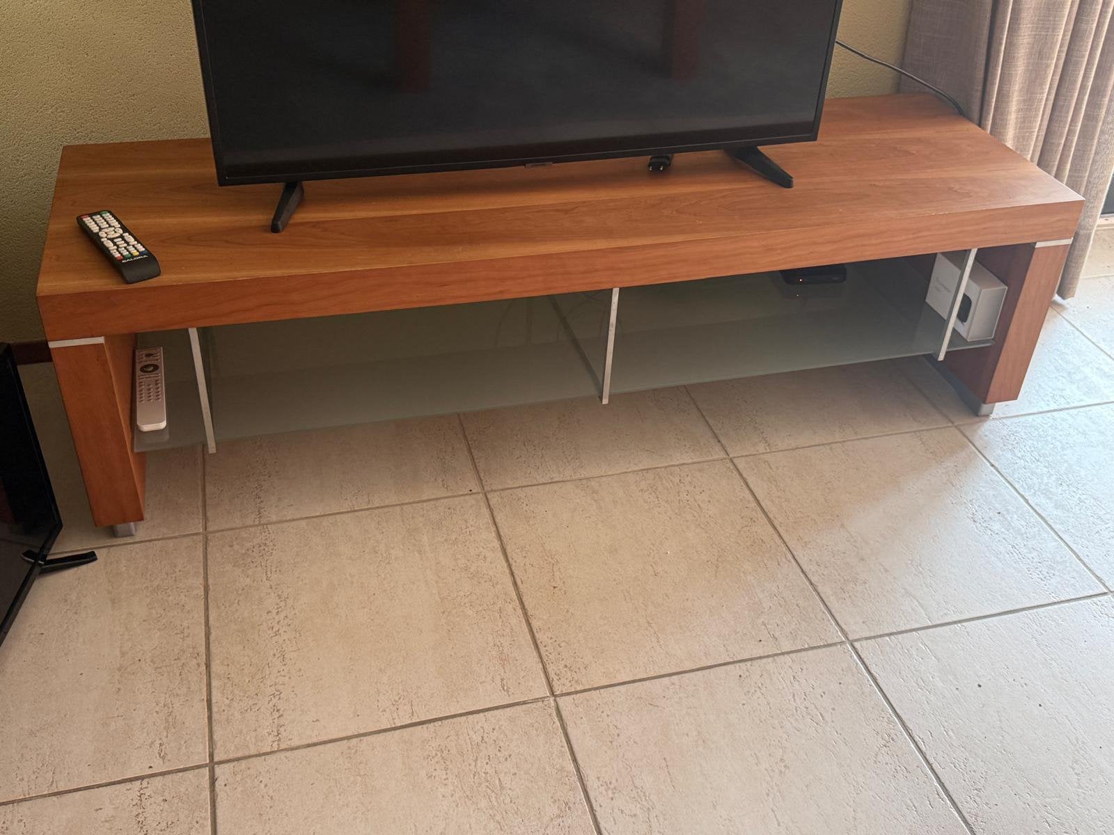 TV-meubel mahonie/kersen met aluminium accenten, Ophalen, Zo goed als nieuw, 25 tot 50 cm, Minder dan 100 cm