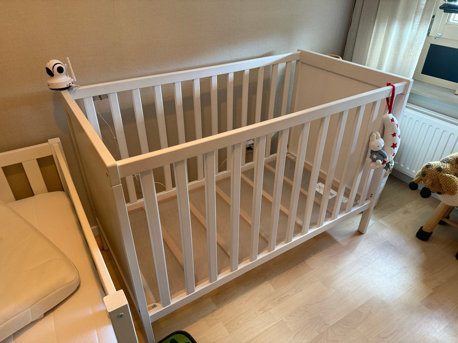 IKEA SUNDVIK Babybedje wit 60x120 cm, Kinderen en Baby's, Babywiegjes en Ledikanten, Ophalen, Gebruikt, Ledikant