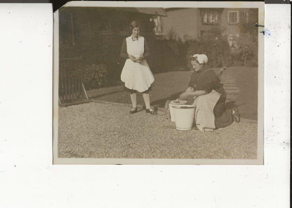 Scheveningen  Schev vrouw maakt vis schoon op haar knieen, Ophalen of Verzenden, 1920 tot 1940, Ongelopen, Zuid-Holland