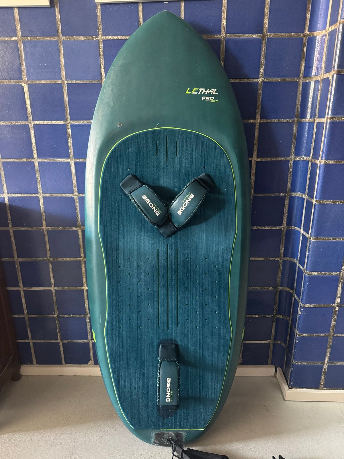 Gong Lethal 4.8 FSP 75 liter foilboard, Watersport en Boten, Ophalen of Verzenden, Gebruikt, Overige typen, Met koord