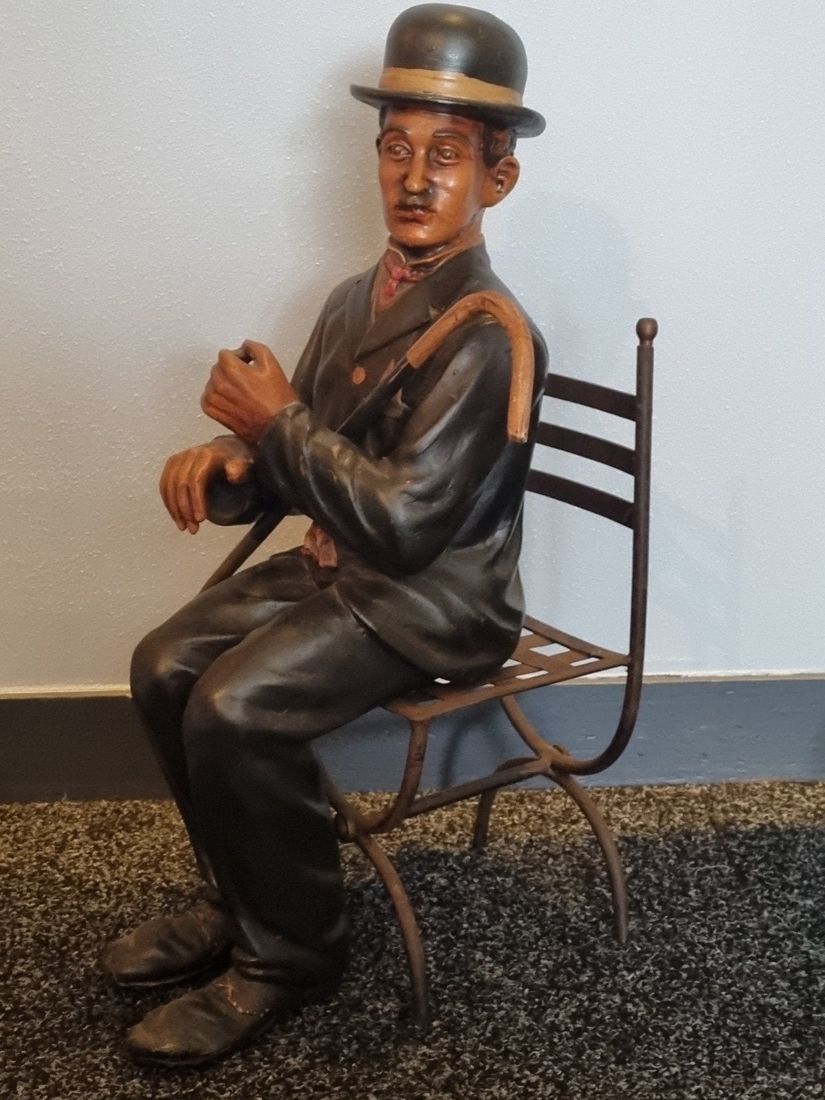 Vintage Beeld Charlie Chaplin op een ijzeren stoel, Gepatineerd, Beeld, Man, 50 - 100 cm