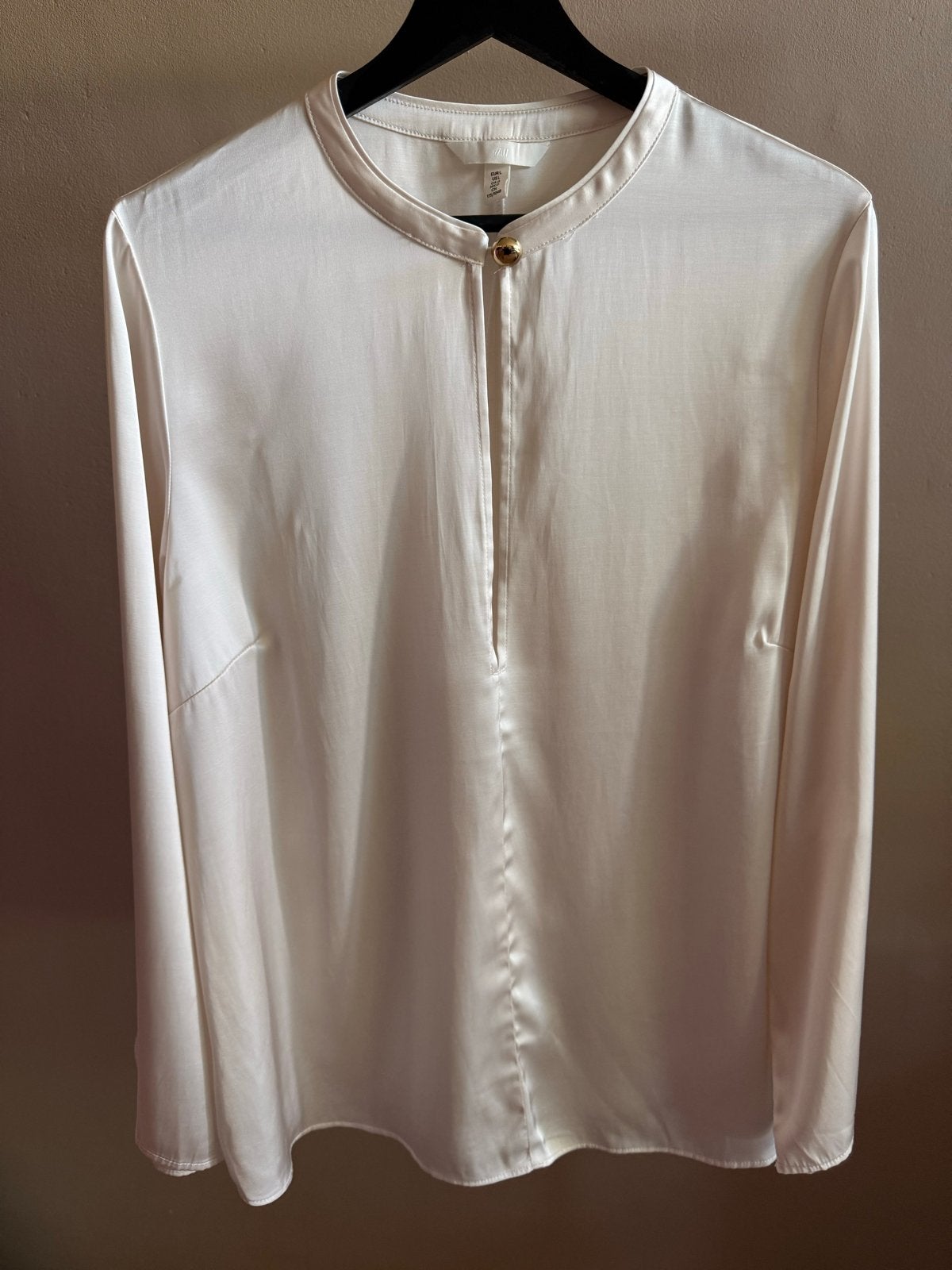 Elegante Crèmekleurige Blouse met Gouden Knoop, Ophalen of Verzenden, Zo goed als nieuw, Maat 42/44 (L), Beige