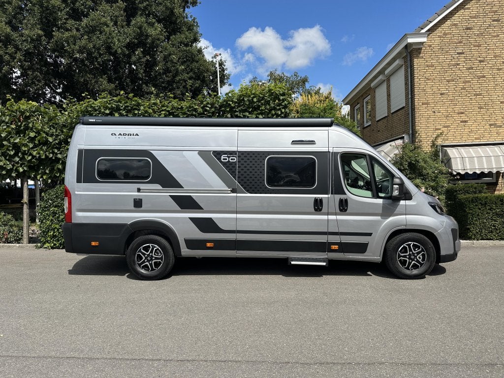 Adria Twin 640 SLB Nieuw Automaat Zeer mooi, Caravans en Kamperen, Campers, Automaat, Buscamper of Camperbus, Ringverwarming, Fiat
