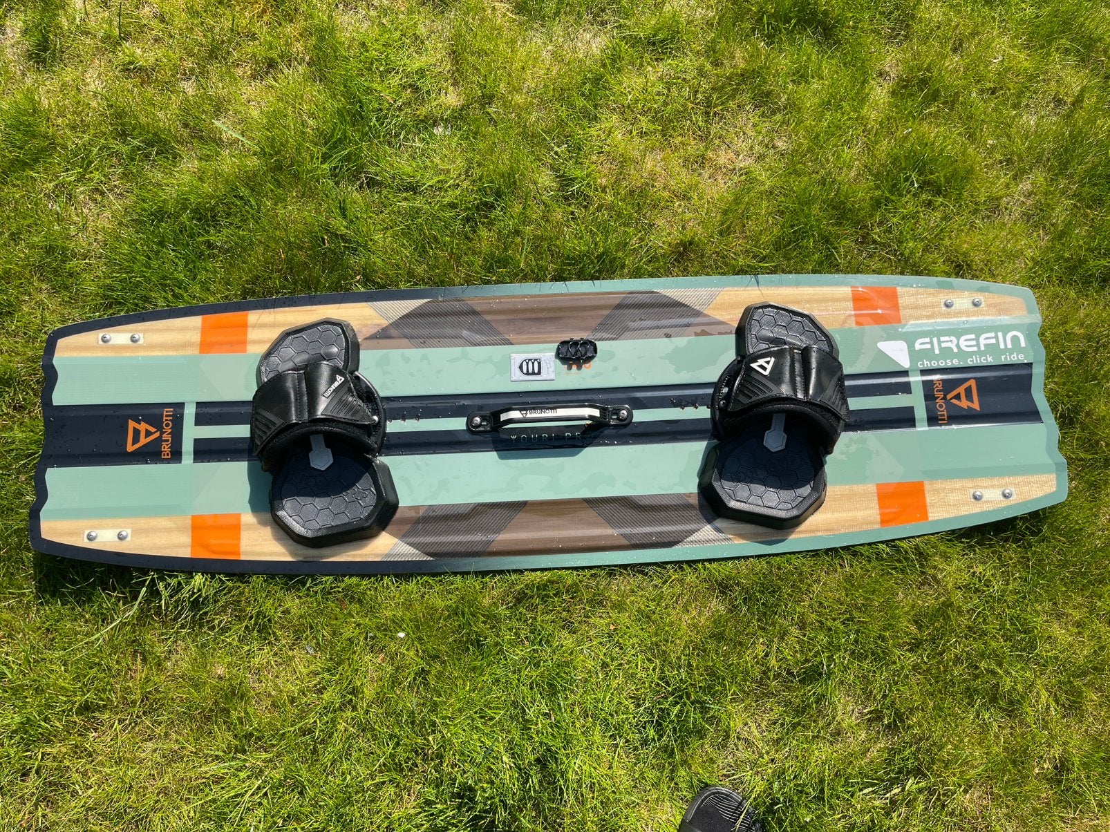 Brunotti Firefin Youri Pro Kitesurfboard 140, Ophalen of Verzenden, Zo goed als nieuw, Overige typen, Met vinnen