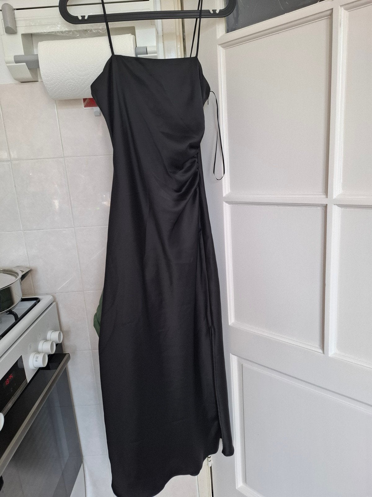 Zara satijnen jurk maat XS, Kleding | Dames, Ophalen of Verzenden, Maat 34 (XS) of kleiner, Zwart, Onder de knie