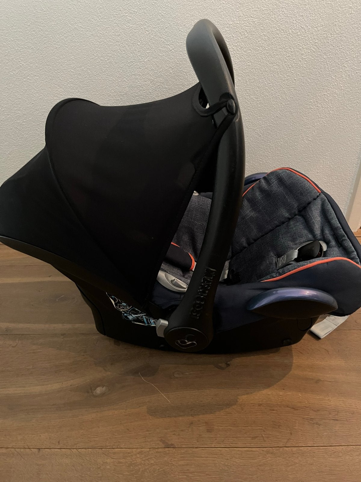 Maxi-Cosi Pebble autostoel met EasyBase 2 en voetenzak, Ophalen, Autogordel of Isofix, Gebruikt, Zijbescherming