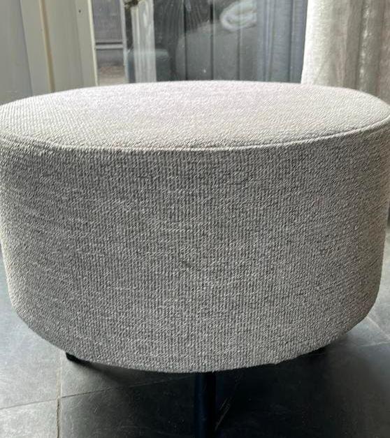 Te koop; poef van montel, Huis en Inrichting, Ophalen of Verzenden, Zo goed als nieuw, Rond, Minder dan 50 cm