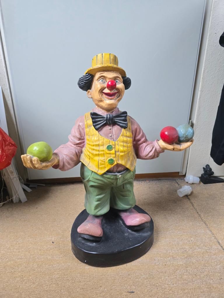 Vrolijke Clown Beeld met Jongleerballen, Antiek en Kunst, Kunst | Beelden en Houtsnijwerken, Overige onderwerpen, Beeld, Composieten